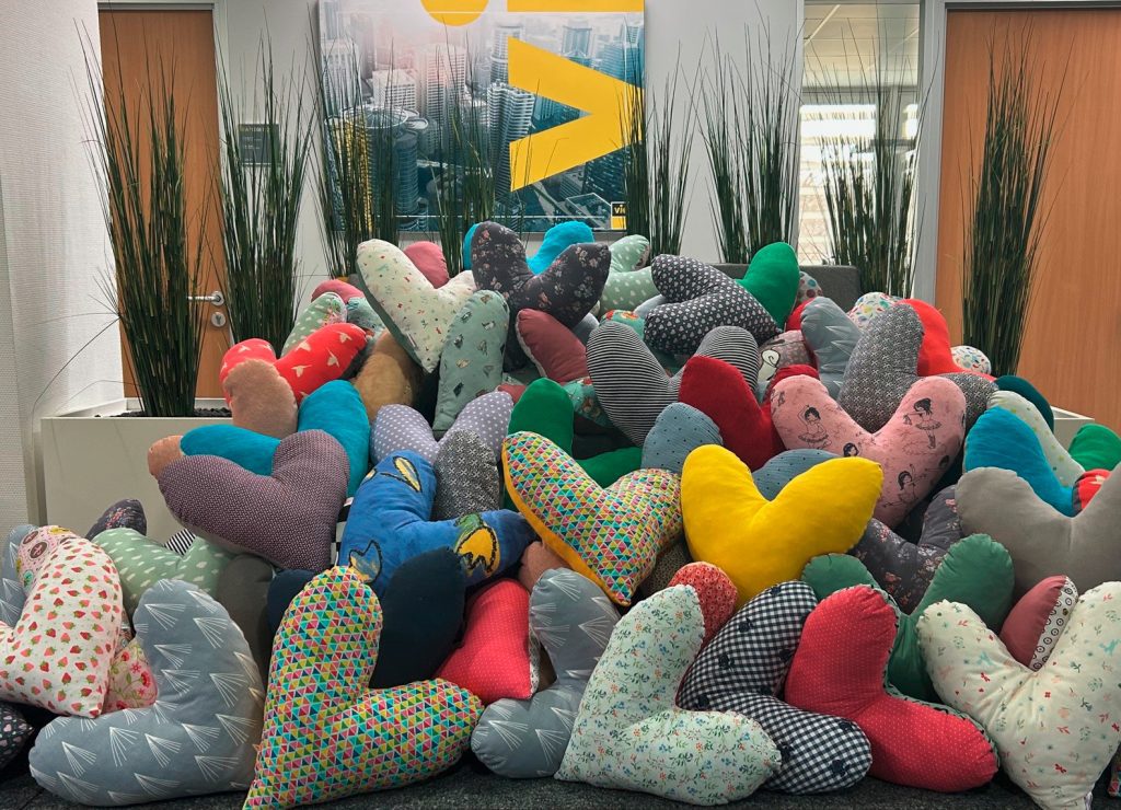 Über 100 handgenähte Herzkissen aus der Viega-Nähwerkstatt.